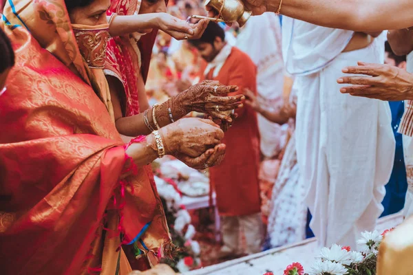 Las Manos Mujer India Cubiertas Con Mehndi Encienden Una Vela — Foto de Stock