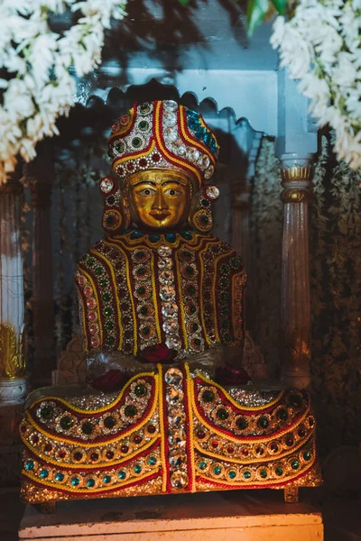修道院祭坛与莲花生大士的神 金黄佛陀在印度 — 图库照片