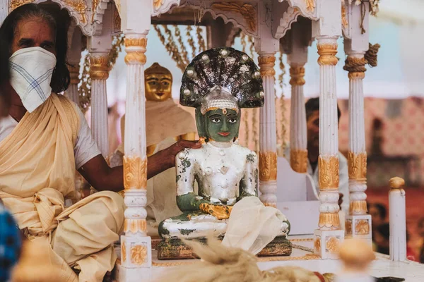 サダー市場 インドでインドの結婚式 Baraat 式で小さな仏像を持つ女性 — ストック写真