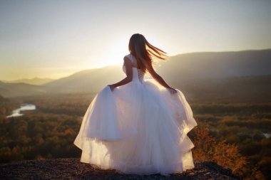 Düğün günü, beyaz elbiseli güzel gelin 