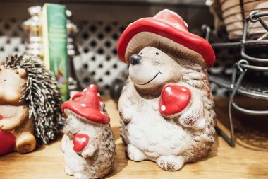 Arka plan üzerinde bir kirpi figürler closeup