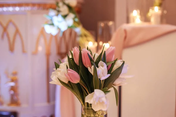 在背景上的美丽婚礼花束 — 图库照片