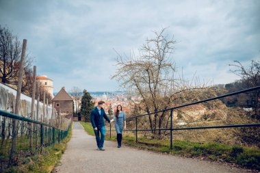 Mutlu genç çift aşık Prag şehir