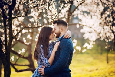 Mutlu genç çift aşık Prag Çiçek Bahçesi