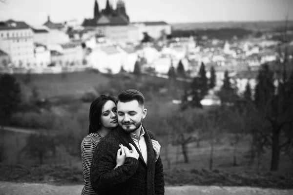 Šťastný Mladý Pár Lásce Prague City — Stock fotografie