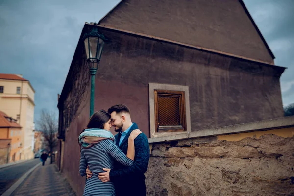 Щасливі Молода Пара Закоханих Місті Прага — стокове фото