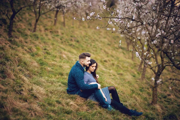 Šťastný Mladý Pár Lásce Flower Garden Praha — Stock fotografie