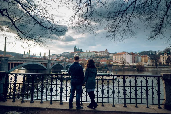 Šťastný Mladý Pár Lásce Stojící Pozadí Praze — Stock fotografie