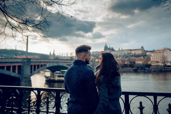Šťastný Mladý Pár Lásce Stojící Pozadí Praze — Stock fotografie