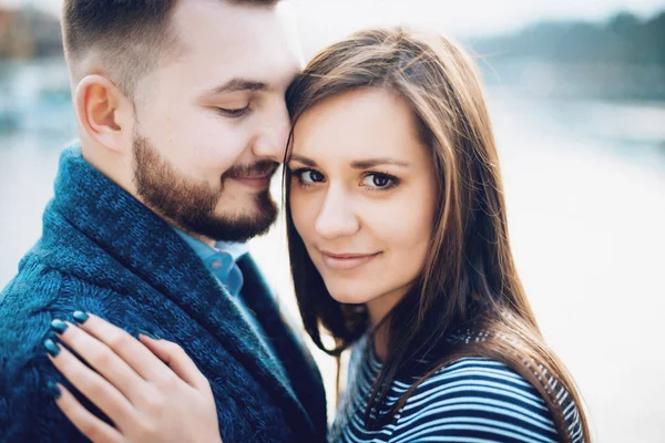 Pasangan Muda Yang Bahagia Jatuh Cinta Pelukan Yang Lembut — Stok Foto
