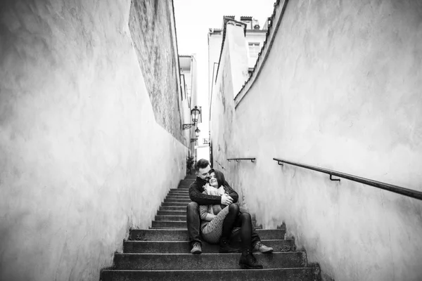プラハ市の愛に幸せな若いカップル — ストック写真