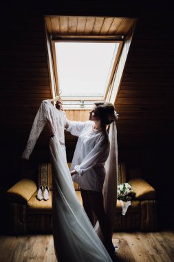 Çekici genç gelin gülümseyen gelinlik holding