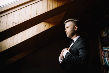 damat ceketinin içinde bir ceket damat damat sabah ayarlar.