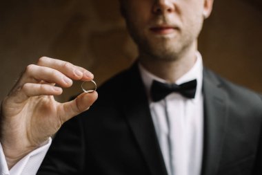 Holding alyans Palm'da, mavi elbiseli, Alyans, yüzük, alyans damat elinde tutan damadın elini tutarak damat damat damat
