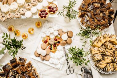 Çikolata paketiyle macarons, pasta kek, cheesecakes açılır. Bir iki renkli kurabiye katmanı servis tepsi.
