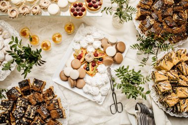 Çikolata paketiyle macarons, pasta kek, cheesecakes açılır. Bir iki renkli kurabiye katmanı servis tepsi.