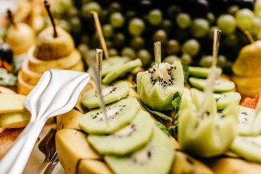 Çeşitli meyve ve kivi kapat