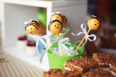 Komik kek arka planda açılır