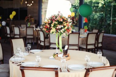 bir restoranda iyi hizmet tablolar