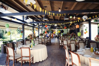 bir restoranda iyi hizmet tablolar