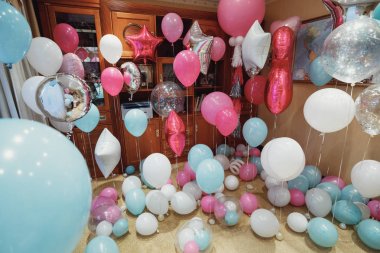 Odasında birçok çok renkli şişme balon