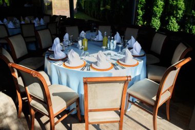 bir restoranda iyi hizmet tablo