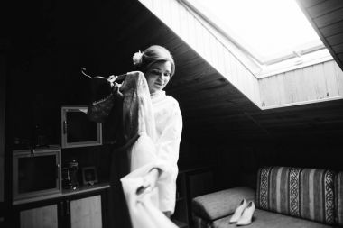 Çekici genç gelin gülümseyen gelinlik holding