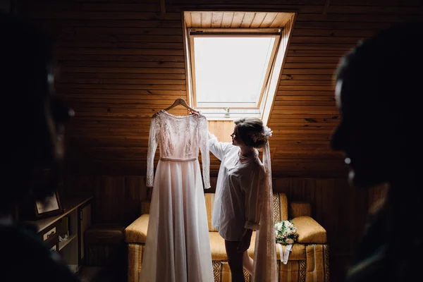 Attrayant Jeune Mariée Est Souriant Tenant Robe Mariée — Photo