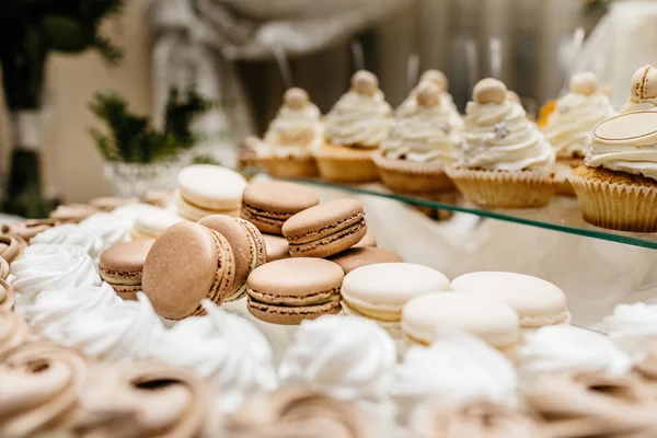 Çikolata Paketiyle Macarons Pasta Kek Cheesecakes Açılır Bir Iki Renkli — Stok fotoğraf