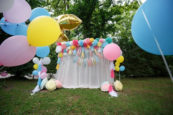 夏緑の庭で準備された誕生日の装飾 — ストック写真