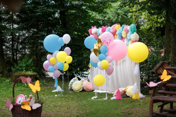 Förberedda Födelsedag Dekorationer Gröna Sommarträdgård — Stockfoto