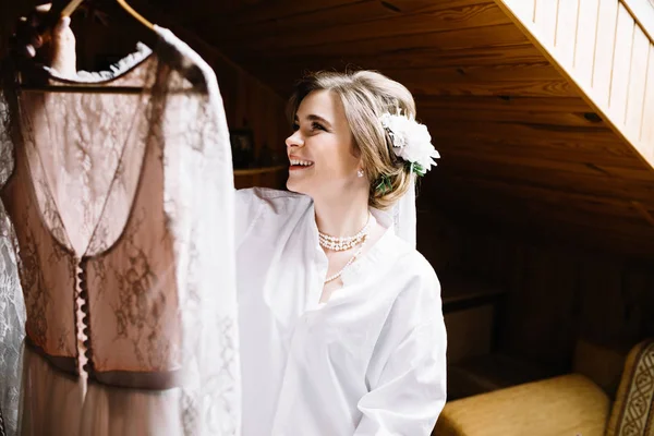 Привлекательная Молодая Невеста Улыбается Выборе Свадебного Платья — стоковое фото