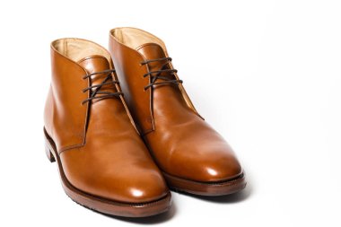 Beyaz arka plan üzerinde izole erkek klasik kahverengi deri ayakkabı