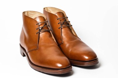 Beyaz arka plan üzerinde izole erkek klasik kahverengi deri ayakkabı