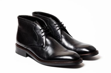 Siyah deri erkek ayakkabı, beyaz arka plan