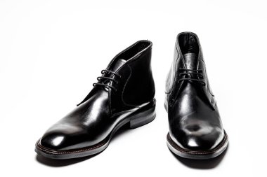 Siyah deri erkek ayakkabı, beyaz arka plan
