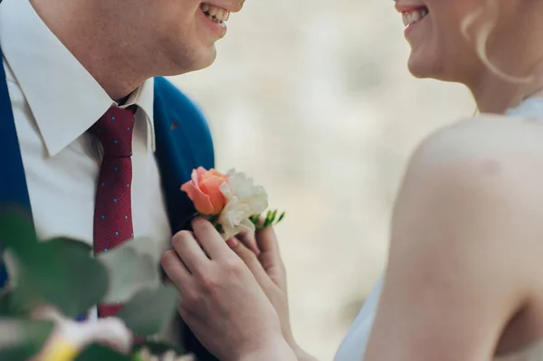 Die Hände Der Braut Legen Blumen Auf Die Jacke Des — Stockfoto