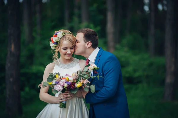 Ungt Par Bruden Och Brudgummen Med Blommor Skogen — Stockfoto