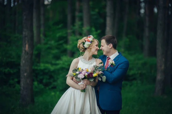 Ungt Par Bruden Och Brudgummen Med Blommor Skogen — Stockfoto