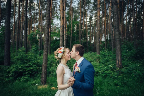 Fiatal Pár Menyasszony Vőlegény Erdő — Stock Fotó