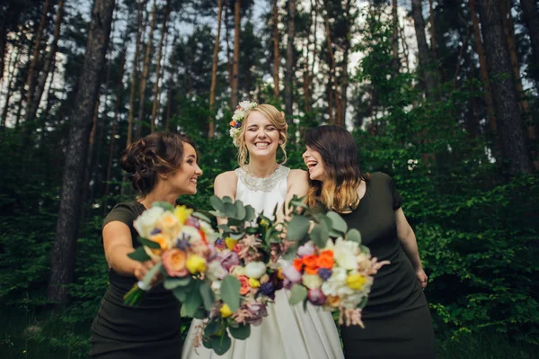 森で結婚式の前に友人と花嫁の正のモーメント — ストック写真