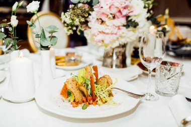 Düğün günü zarif Tablo ayarı