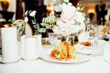 Düğün günü zarif Tablo ayarı