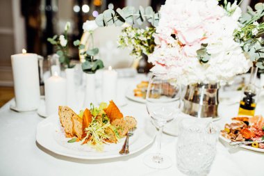 Düğün günü zarif Tablo ayarı