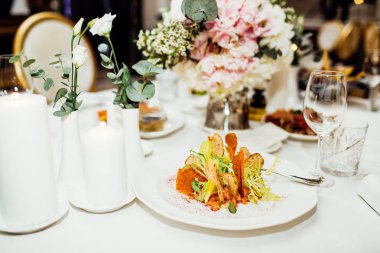 Düğün günü zarif Tablo ayarı