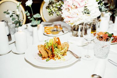 Düğün günü zarif Tablo ayarı