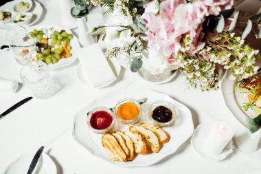 Düğün günü zarif Tablo ayarı