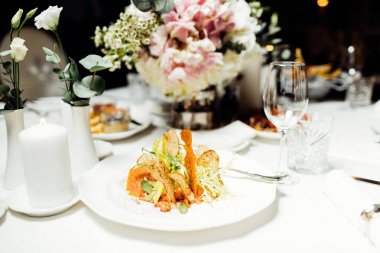 Düğün günü zarif Tablo ayarı