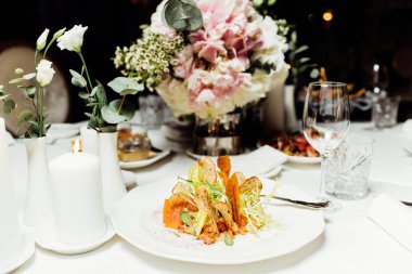 Düğün günü zarif Tablo ayarı