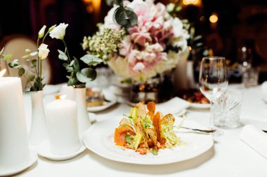 Düğün günü zarif Tablo ayarı